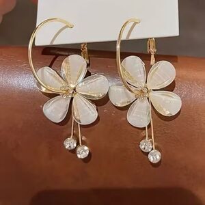 🌺 Betsey Johnson Stunning & Elegant Crystal Floral Gold and Cream Earrings 🌺